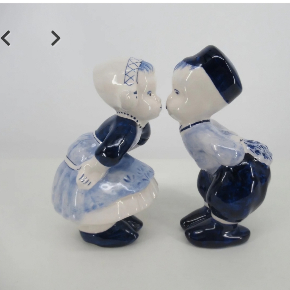 Delft Hand Painted Blue Porcelain Kissing Dutch Couple Figurine Hand-Painted